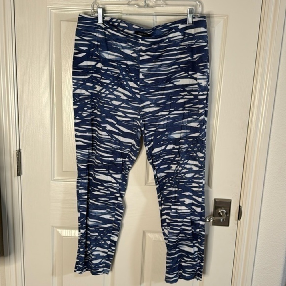 Lafayette 148 capri pants. Side zip. Cool design.